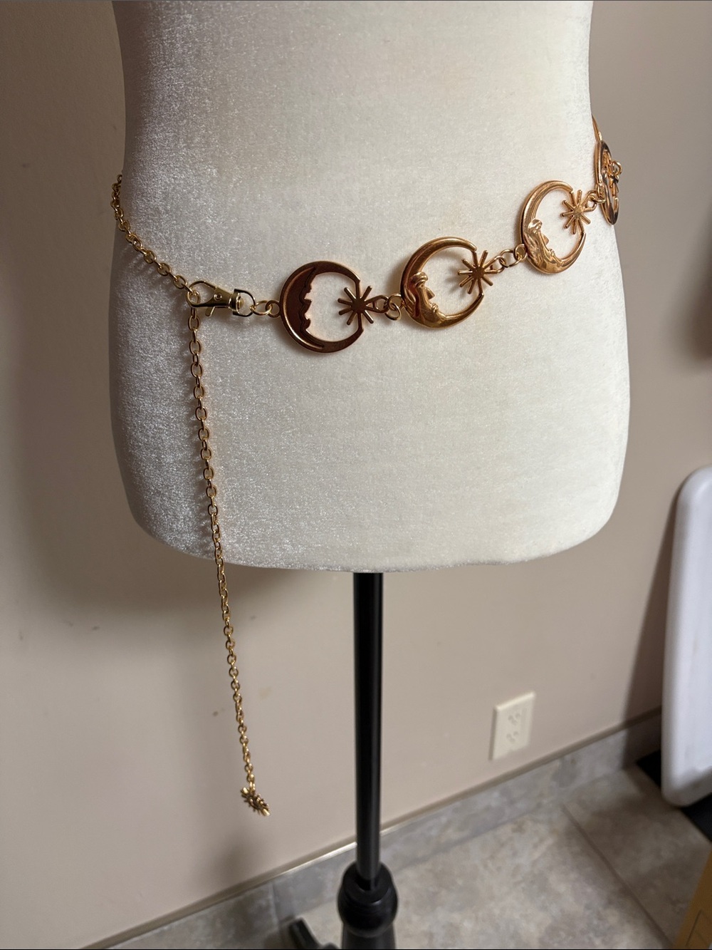 Gold-Tone Star Moon Chain Belt – Adjustable Boho Statement Accessory